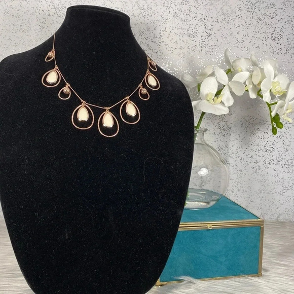 🆕 Metal Brand Gold Necklace with Teardrop Charms - Picture 2 of 5